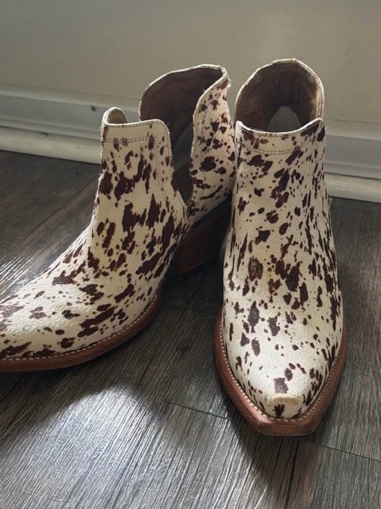 Ariat Shoes - Women’s Ariat Cowhide Size 8 Booties
